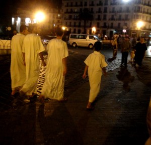DSC00845 De jeunes garçons sortent de la mosquée pendant le ramadan à Alger /©Mélissa Rahmouni
