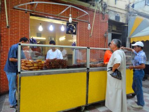 DSC01663 Des hommes achètent des Zlebia (pâtisserie) avant la rupture du jeûne à Sétif/©Mélissa Rahmouni