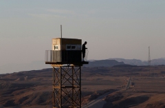 An Egyptian soldier stands guard on a watch tower on the border between Israel and Egypt (Source: Reuters/  Ronen Zvulun) 